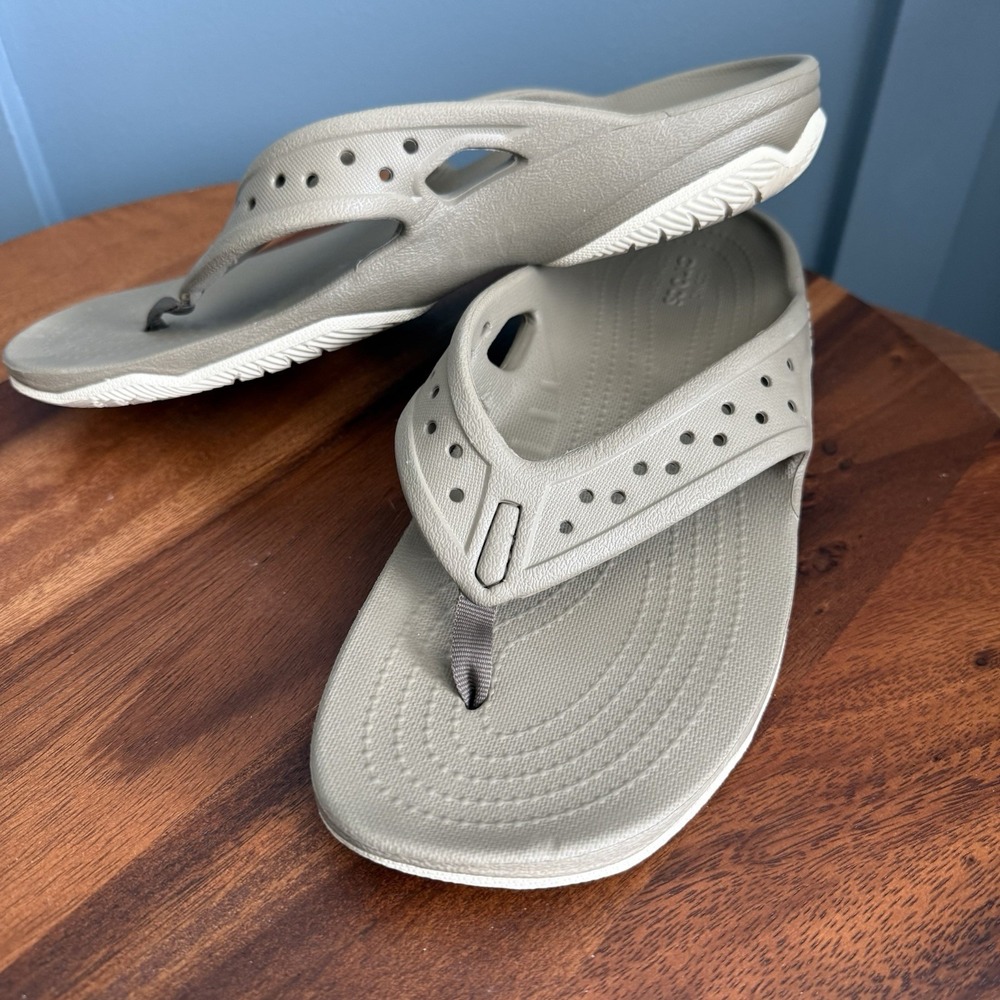 Crocs Swiftwater Deck Flip Flop Sandals Men's 8 Beige Khaki Iconic Comfort Thong